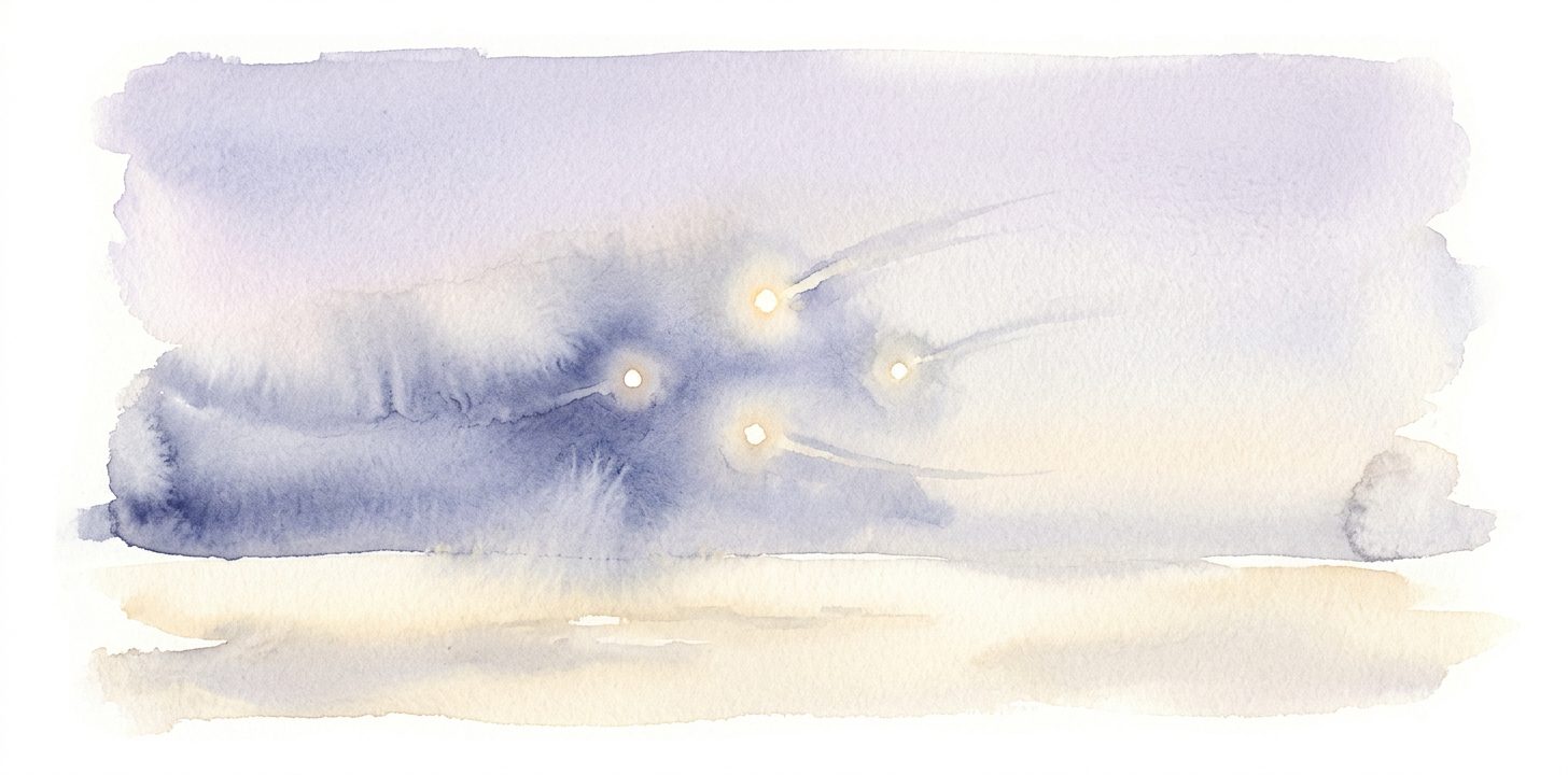 Tres pequeñas luces brillantes en un sueño suspendidas a alturas distintas en un cielo diurno lavanda pálido